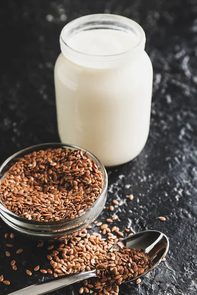 Glas Joghurt Und Leinsamen Auf Dunklem Hintergrund — Stockfoto