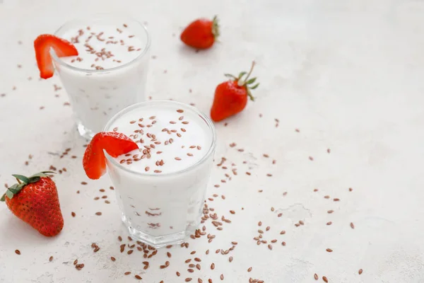 Vasos Yogur Con Semillas Fresa Lino Sobre Fondo Blanco — Foto de Stock