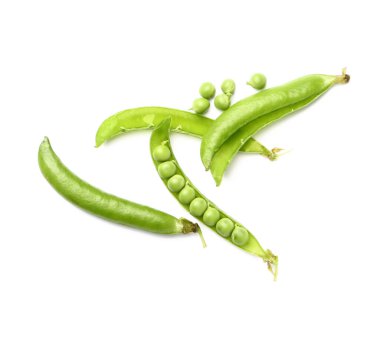 Beyaz arka planda taze bezelyeler.