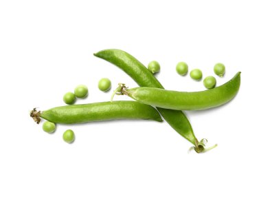 Beyaz arka planda taze bezelyeler.