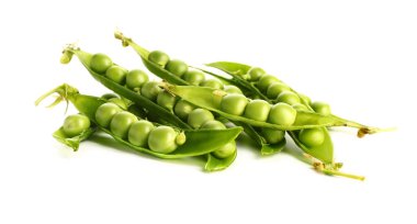 Beyaz arka planda taze bezelyeler.