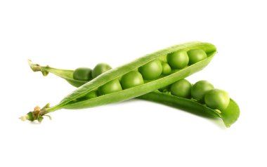 Beyaz arka planda taze bezelyeler.