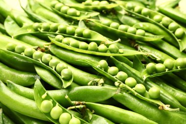 Arka plan olarak taze bezelyeler.