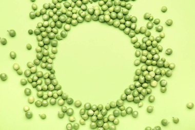 Renkli arkaplanda lezzetli taze bezelyelerden yapılmış çerçeve