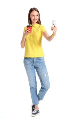 Süslü polo tişörtlü güzel bir kadın ve beyaz arka planda selfie çeken bir kahve.