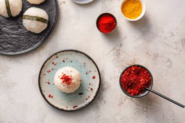 Hafif arka planda baharatları olan geleneksel Japon onigiri