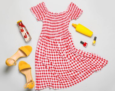 Açık arkaplanda kadın kıyafetleri olan yaz kompozisyonu