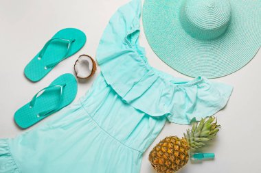 Açık arkaplanda kadın kıyafetleri olan yaz kompozisyonu