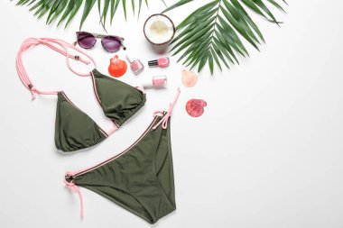 Beyaz arka planda plaj aksesuarları olan yaz kompozisyonu