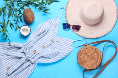 Renk arkaplanında plaj aksesuarları olan yaz kompozisyonu