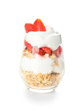 Beyaz arka planda bardakta lezzetli çilekli tatlı.