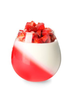 Beyaz arka planda bardakta lezzetli çilekli tatlı.