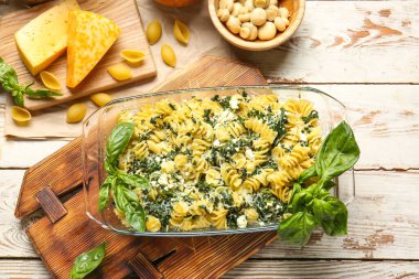 Masada lezzetli pişmiş makarna.