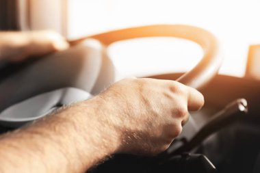 Genç adam modern kamyon kullanıyor, yakın plan.