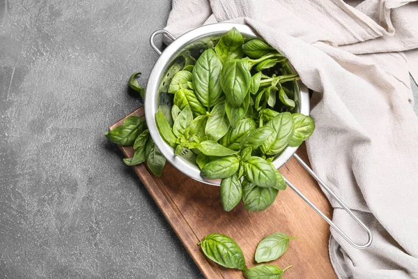 Fresh Green Basil Colander Table — Stock Photo, Image