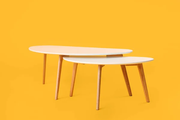 色の背景にスタイリッシュなテーブル — ストック写真