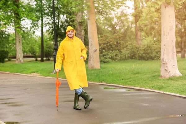 Jeune Homme Avec Parapluie Portant Imperméable Extérieur — Photo