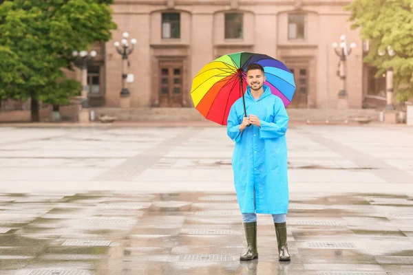 Młody Człowiek Parasolem Płaszczu Przeciwdeszczowym — Zdjęcie stockowe