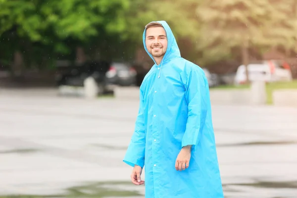 Junger Mann Trägt Regenmantel Freien — Stockfoto
