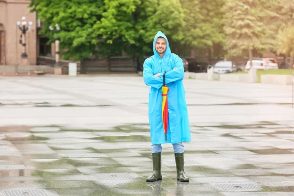 Junger Mann Mit Regenschirm Freien — Stockfoto