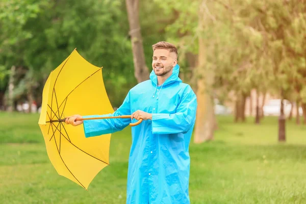 Esernyős Fiatalember Esőkabátban Szabadban — Stock Fotó