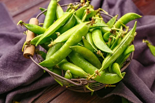 Korb Mit Leckeren Frischen Erbsen Auf Dem Tisch — Stockfoto