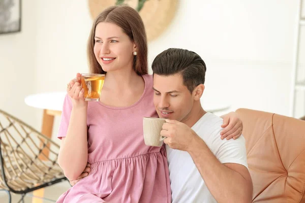 Gelukkig Jong Stel Drinken Thee Thuis — Stockfoto