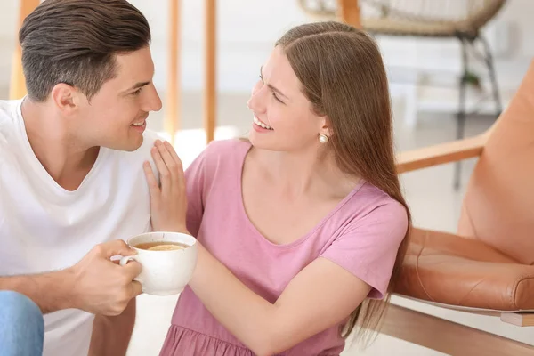 Glückliches Junges Paar Trinkt Tee Hause — Stockfoto