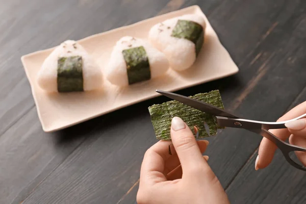 Frau Bereitet Traditionellen Japanischen Onigiri Auf Tisch Nahaufnahme — Stockfoto