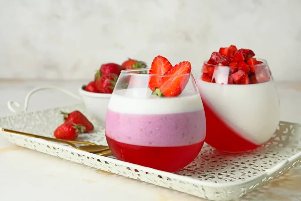 盘子里的玻璃杯里有草莓甜点的味道 — 图库照片