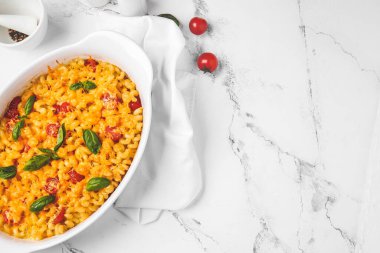 Beyaz arka planda lezzetli fırında makarna.