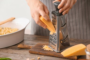 Yemek masasında lezzetli makarna hazırlayan bir kadın.