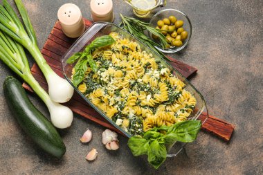 Gri arkaplanda lezzetli pişmiş makarna.