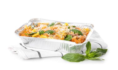 Beyaz arka planda lezzetli fırında makarna.