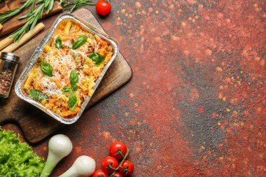 Renkli arka planda lezzetli fırında makarna.