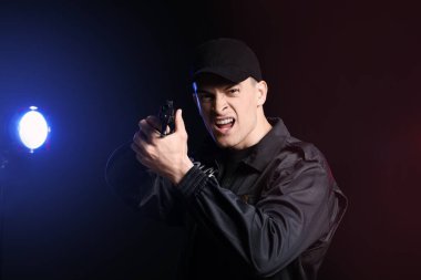 Karanlık bir geçmişi olan agresif bir polis memuru.