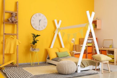 Rahat yataklı, modern çocuk odası.