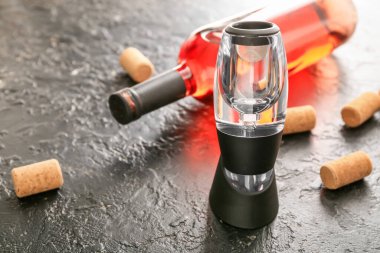 Koyu arkaplanda şarap havalandırıcısı