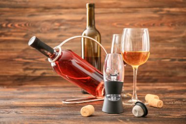 Ahşap zemin üzerinde şişe ve cam olan şarap havalandırıcısı.