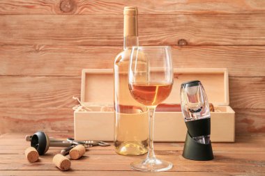 Ahşap zemin üzerinde şişe ve cam olan şarap vanası.