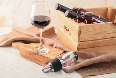 Masada cam ve şarap şişeleri olan havacı.