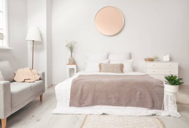 Modern yatak odasının iç dekorasyonu.