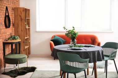 Modern şık yemek odasının içi.