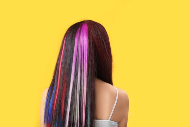 Renkli saçı olan güzel bir genç kadın.