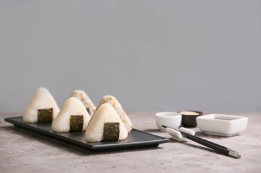 Masada geleneksel Japon onigiri tabağı var.