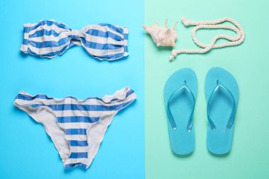 Renk arkaplanında plaj aksesuarları olan yaz kompozisyonu