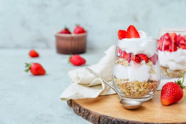 Masada bardakta çilekli tatlı.