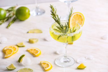 Masada bir bardak lezzetli martini kokteyli