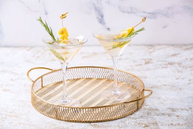 Masada bir bardak lezzetli martini kokteyli.