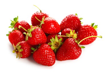 Beyaz arka planda taze olgun çilek.